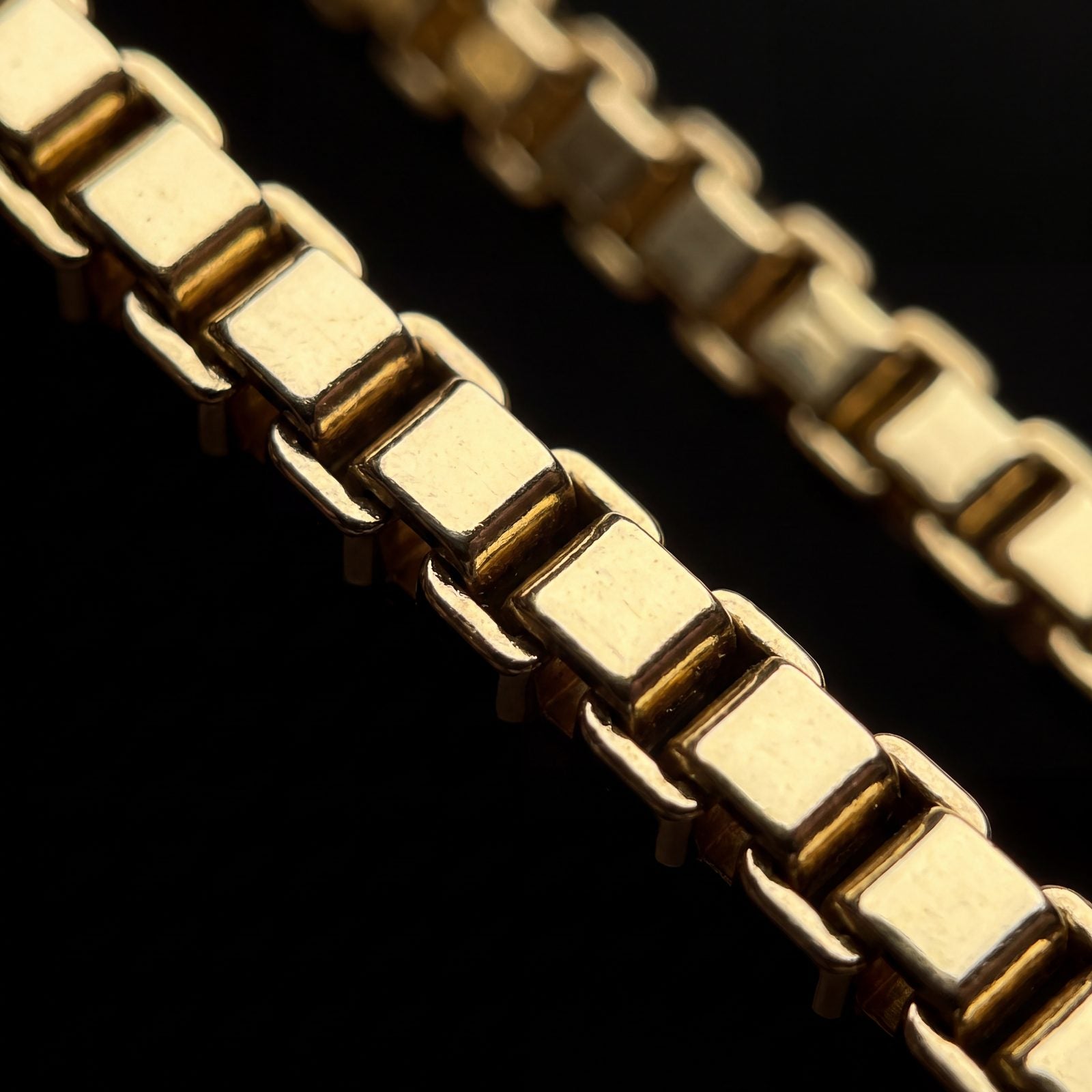 Box link, plated in 18K gold.